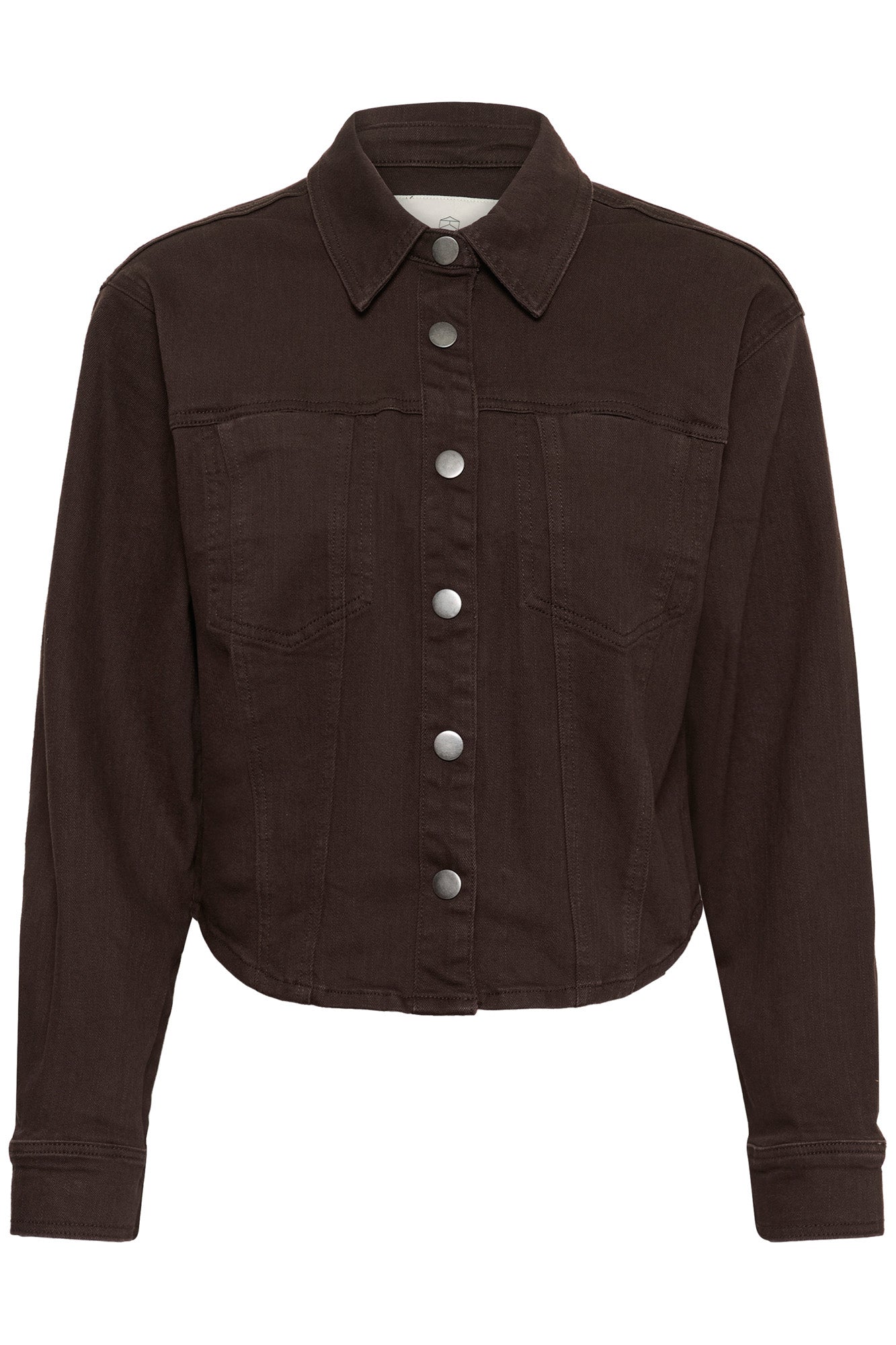 Veste en denim brun foncé avec poches poitrine et boutons-pression pour femme par Kaffe, vue avant isolée