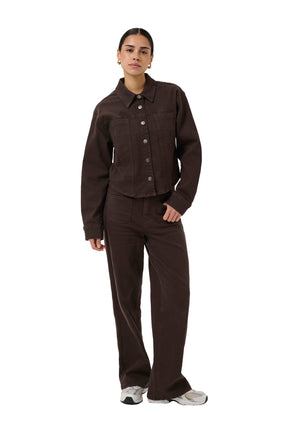 Vue de face plein pied de la veste en denim brun foncé boutonnée, poches poitrine visibles pour femme par Kaffe