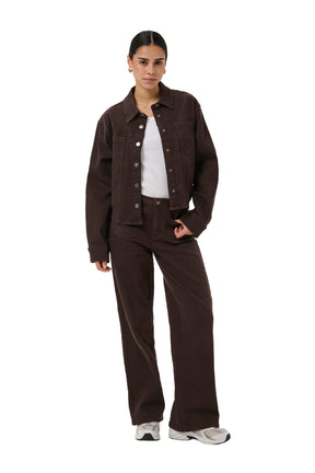Vue de face plein pied de la veste en denim brun foncé portée ouverte sur une camisole blanche pour femme par Kaffe