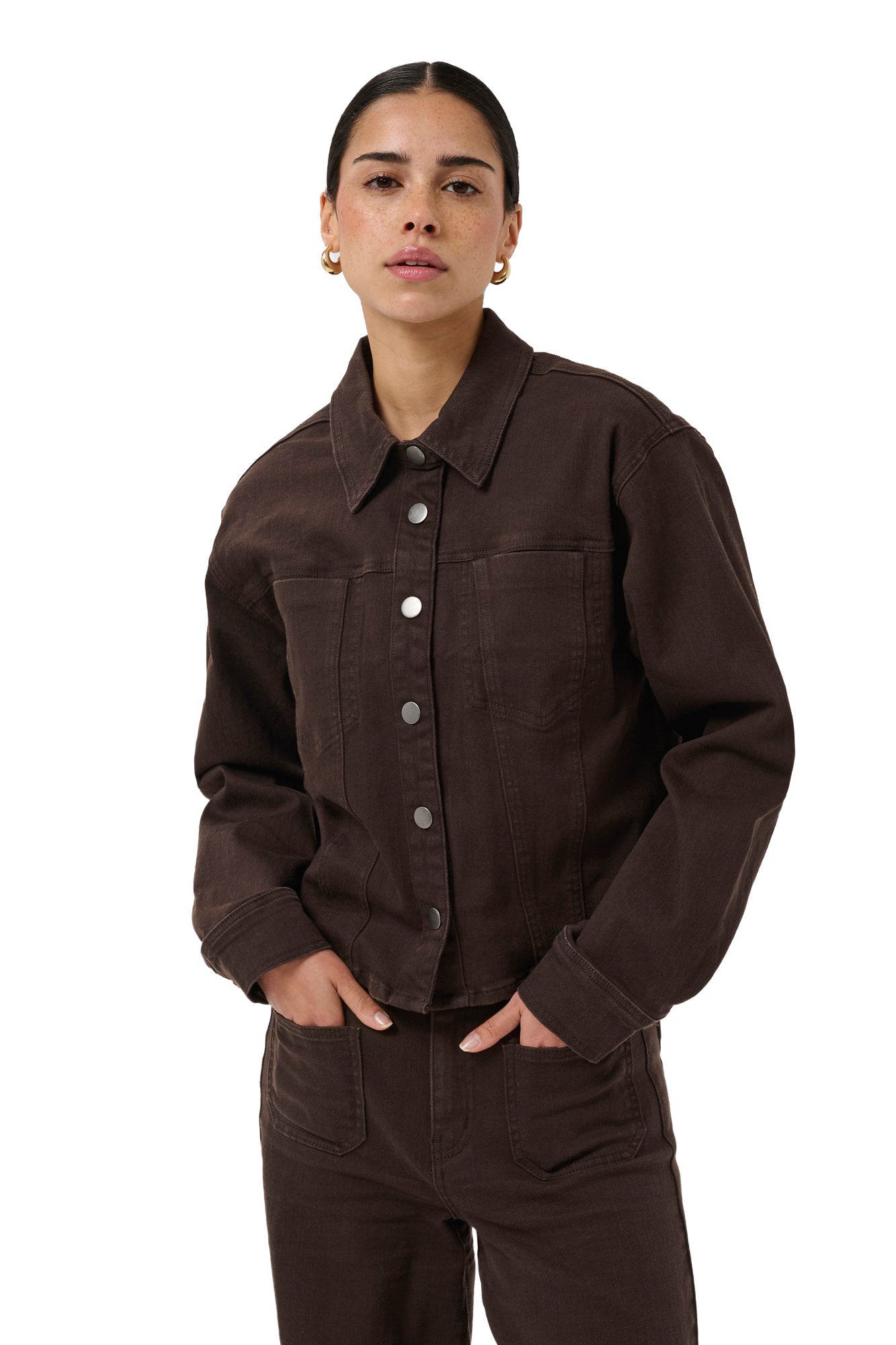 Veste en denim brun foncé avec col pointu et boutons-pression pour femme par Kaffe, vue de face à la taille