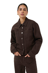 Veste en denim brun foncé avec col pointu et boutons-pression pour femme par Kaffe, vue de face à la taille