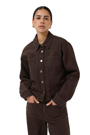 Veste en denim brun foncé avec col pointu et boutons-pression pour femme par Kaffe, vue de face à la taille