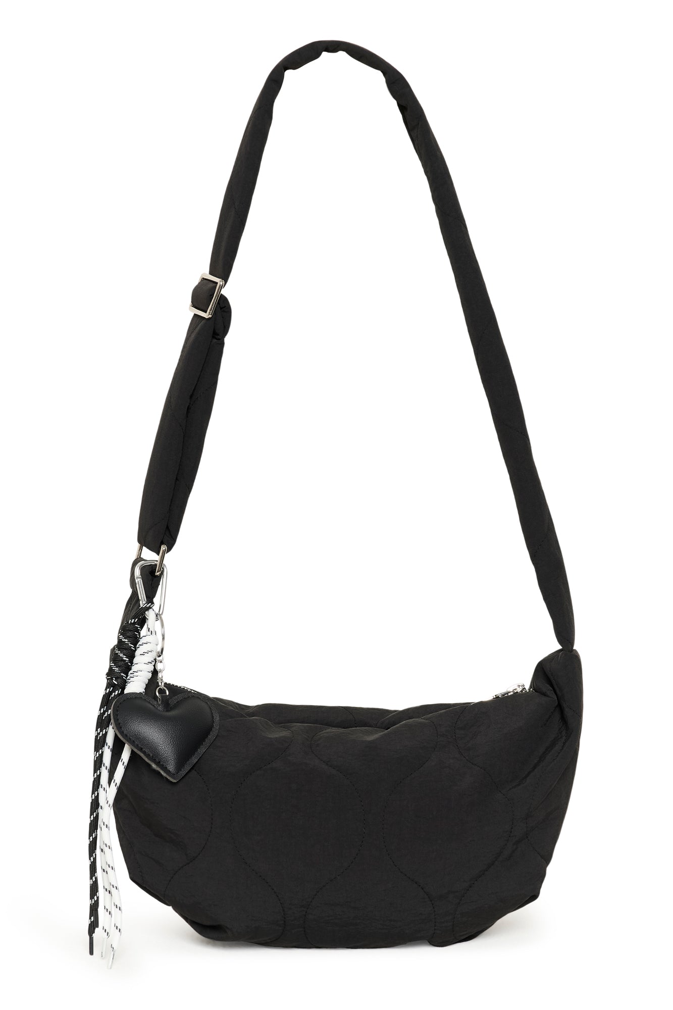 Sac à bandoulière bandoulière noir matelassée avec longue courroie, coeur et cordons pour femme par Kaffe, vue avant