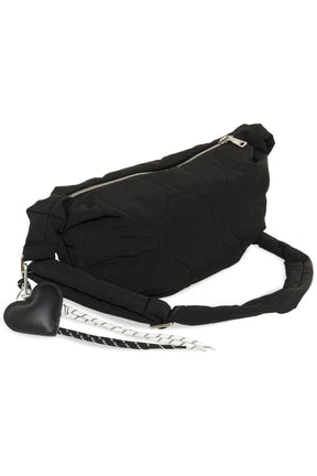 Vue en angle de la sac à bandoulière noir matelassée avec fermeture à glissière et coeur pour femme par Kaffe