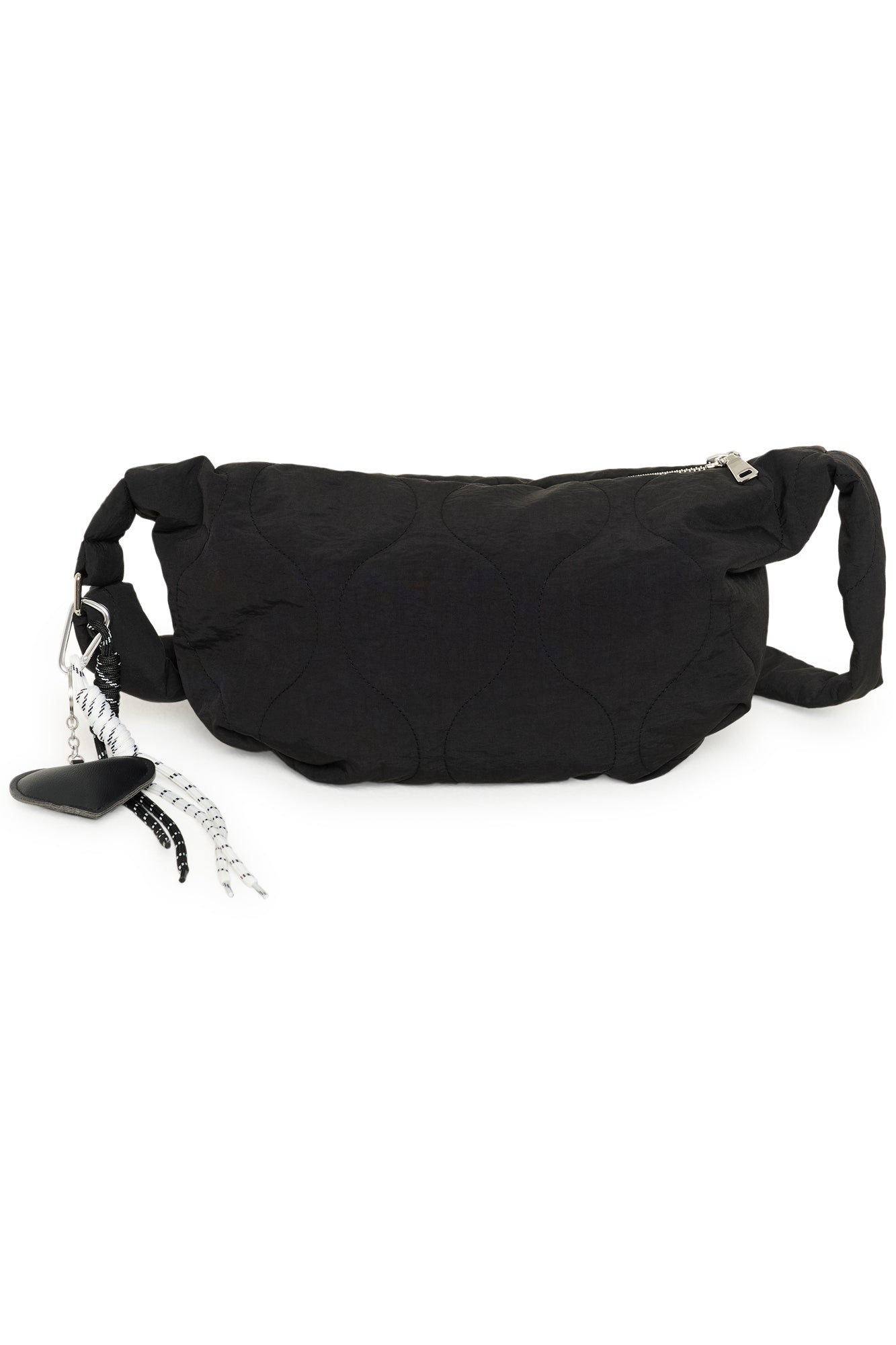 Sac à bandoulière noir matelassée avec courroie latérale ainsi que fermeture zippée ainsi que coeur et cordons pour femme par Kaffe ainsi que vue avant
