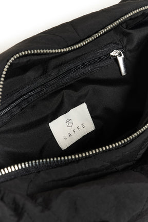 Détail intérieur de la sac à bandoulière noir avec poche zippée ainsi que dents métalliques et étiquette KAFFE pour femme