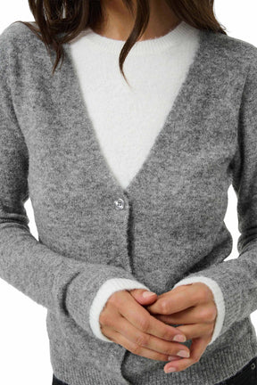 Détail du cardigan gris duveteux à col en V avec texture tricotée, bouton et poignets côtelés pour femme par Kaffe