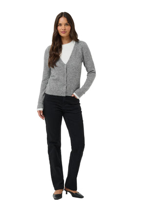 Cardigan gris duveteux à col en V, boutons et manches longues pour femme par Kaffe, vue de face pleine longueur