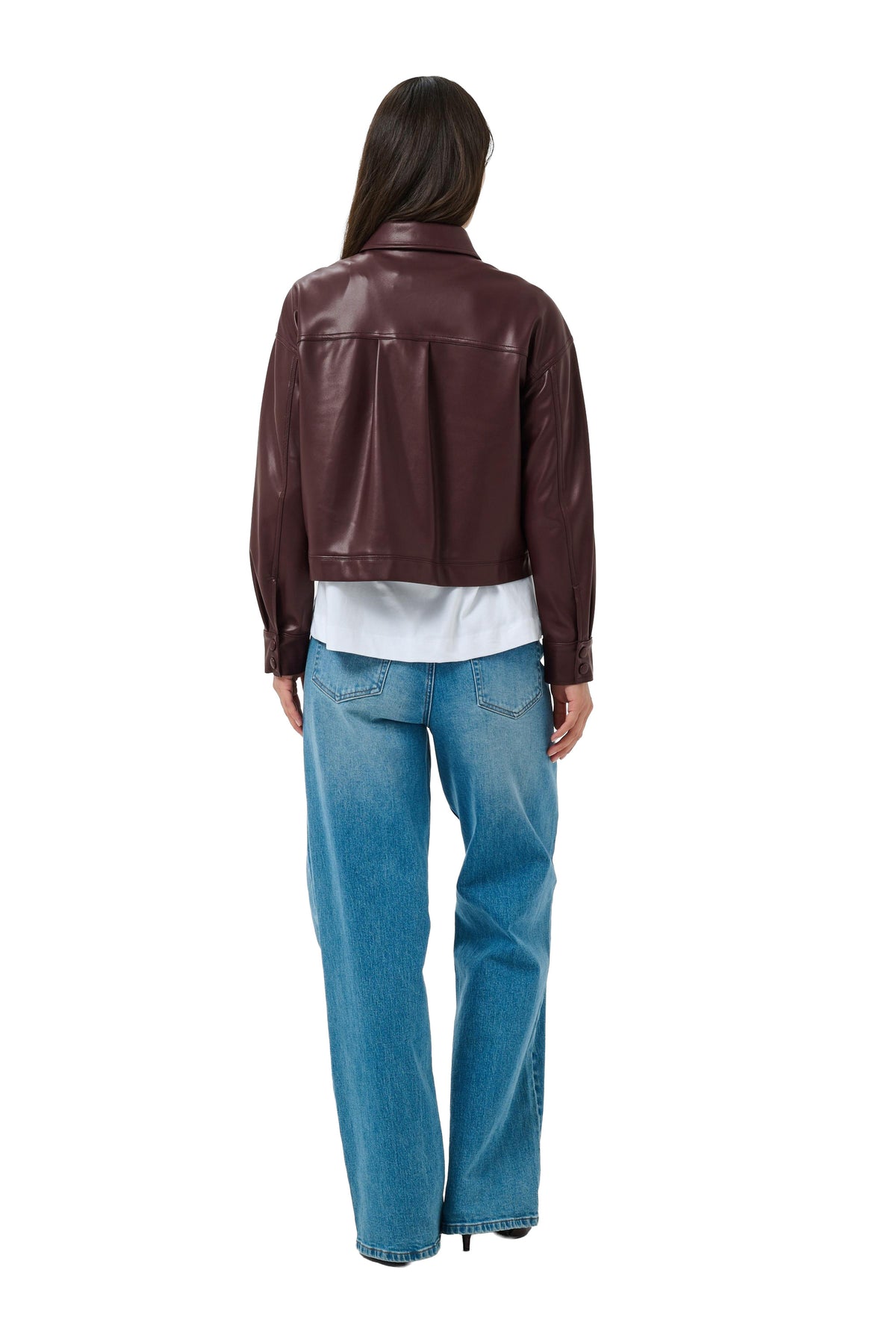 Vue arrière sur mannequin d’un blouse manches longues courte bourgogne effet cuir avec empiècement pour femme par Kaffe
