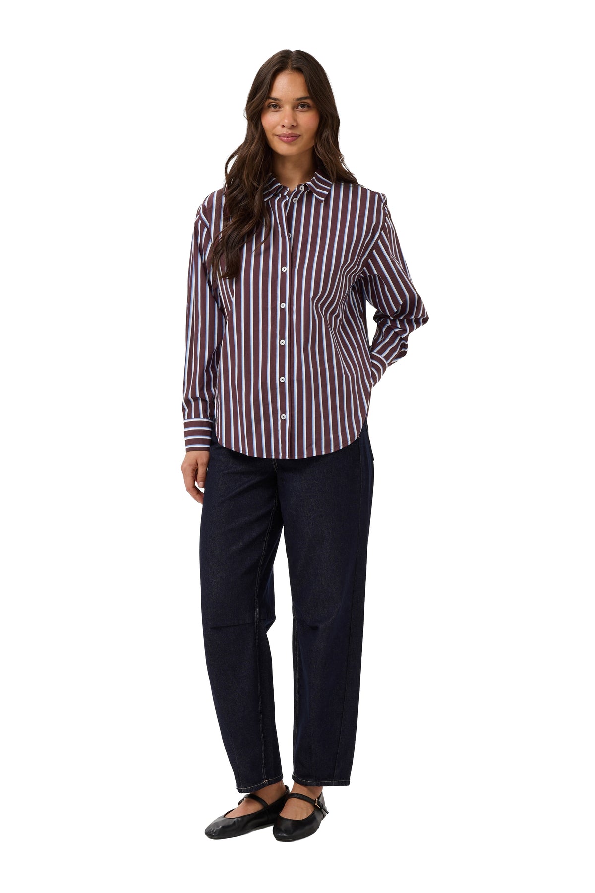 Vue avant complète sur mannequin du blouse manches longues boutonné bourgogne rayée avec ourlet courbé pour femme par Kaffe