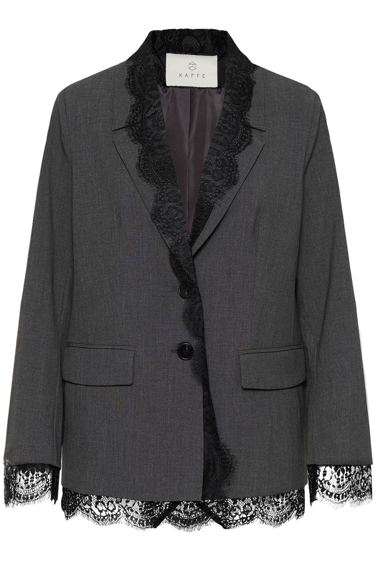 Veston gris foncé de face avec revers crantés, dentelle noire, boutons et poches à rabat, vue produit pour femme par Kaffe