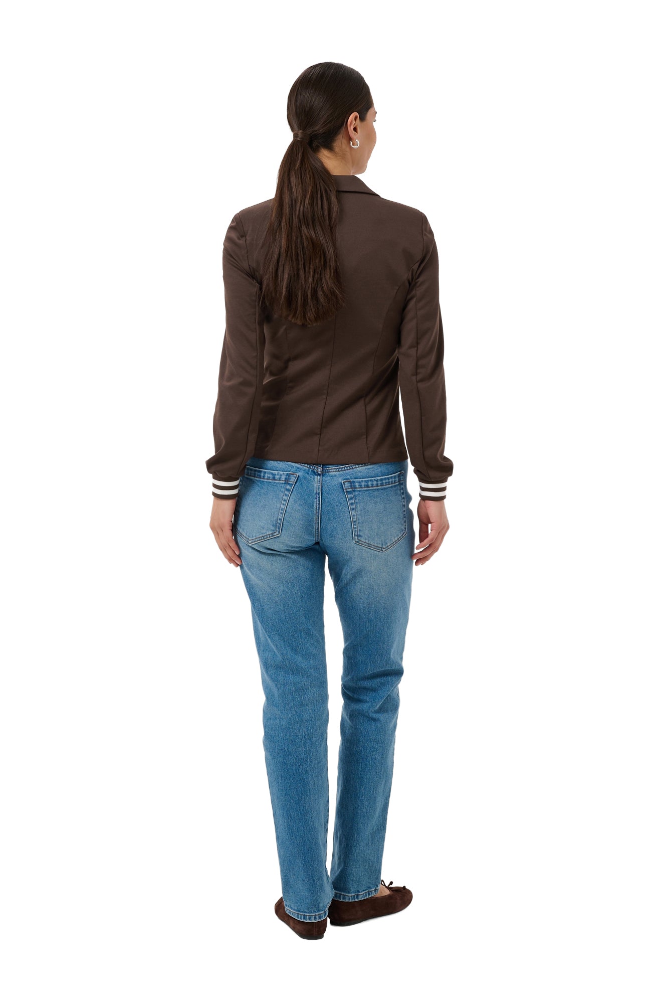 Vue de dos sur modèle du veston brun foncé montrant les coutures cintrées et poignets rayés blancs pour femme par Kaffe