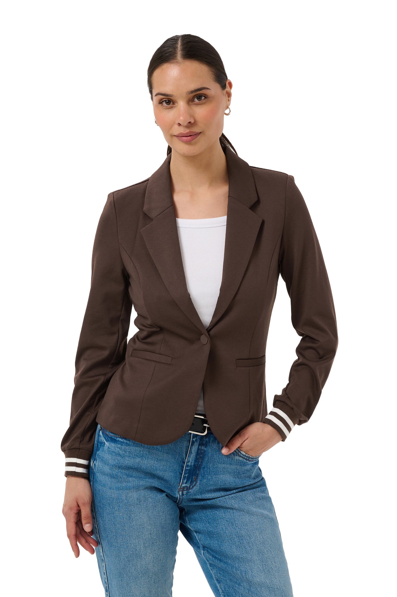 Vue de face taille-haut d’un veston brun foncé à revers crantés, bouton et poignets rayés pour femme par Kaffe
