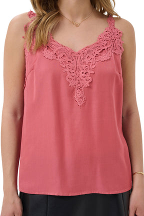 Camisole rose corail montrant l'encolure en V en dentelle et l'ourlet pour femme par Cream, en gros plan