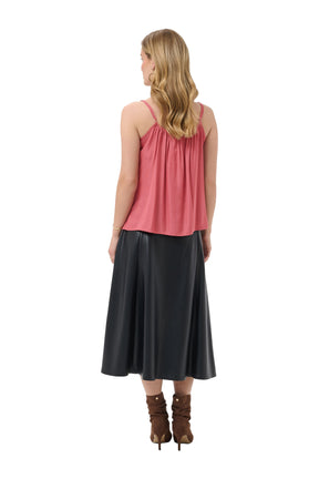 Camisole rose corail à encolure froncée et bretelles pour femme par Cream, vue de dos sur mannequin
