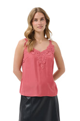 Camisole rose corail à dentelle et fines bretelles pour femme par Cream, vue de face sur mannequin
