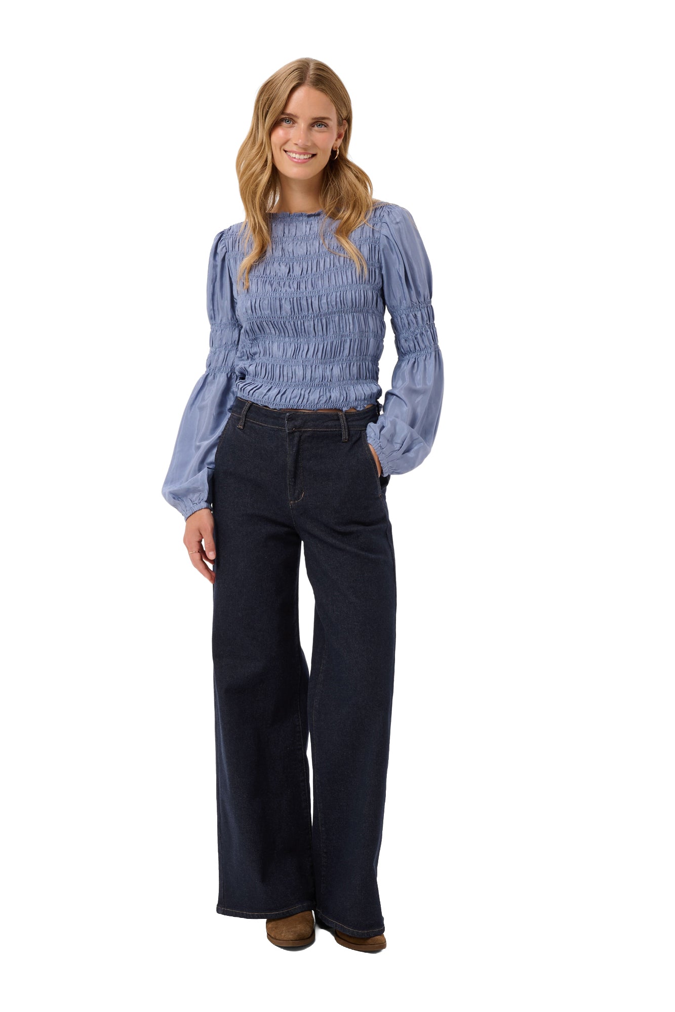 Vue avant en angle d’une jean à jambe large large indigo foncé porté pour femme par Cream