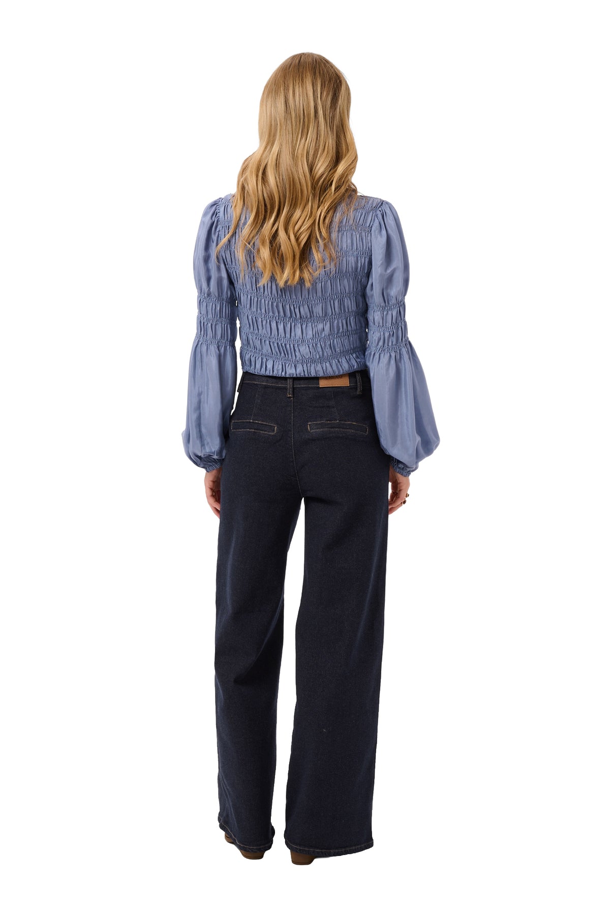 Vue arrière sur mannequin d’une jean à jambe large large indigo foncé avec poches passepoilées pour femme par Cream
