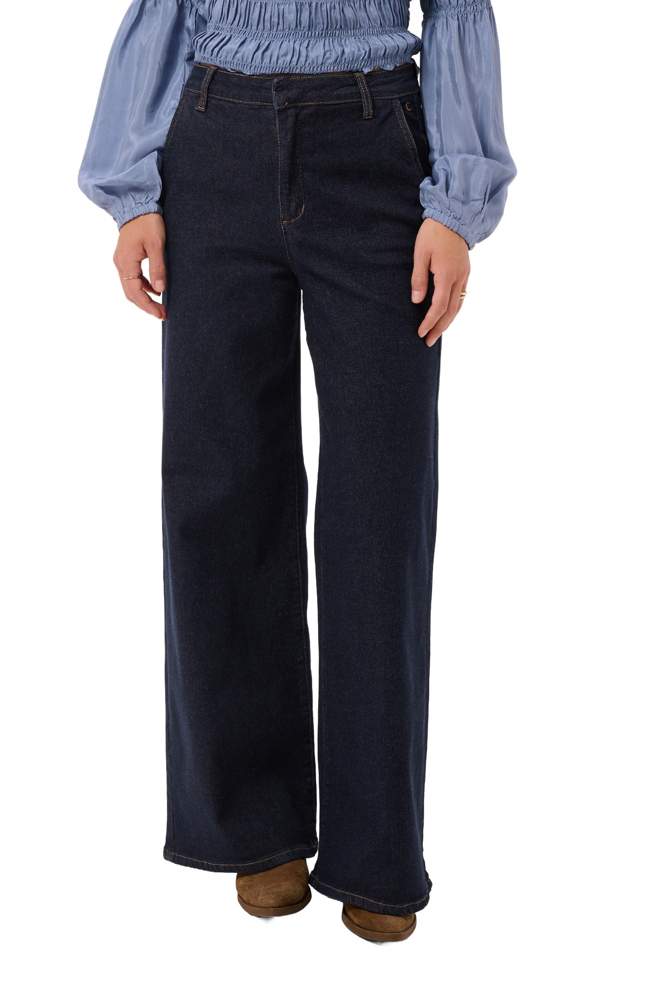 Vue avant sur mannequin d’une jean à jambe large large indigo foncé avec braguette et surpiqûres pour femme par Cream