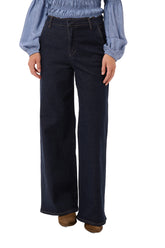 Vue avant sur mannequin d’une jean à jambe large large indigo foncé avec braguette et surpiqûres pour femme par Cream