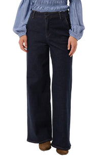 Vue avant sur mannequin d’une jean à jambe large large indigo foncé avec braguette et surpiqûres pour femme par Cream