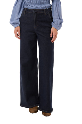 Vue avant sur mannequin d’une jean à jambe large large indigo foncé avec braguette et surpiqûres pour femme par Cream