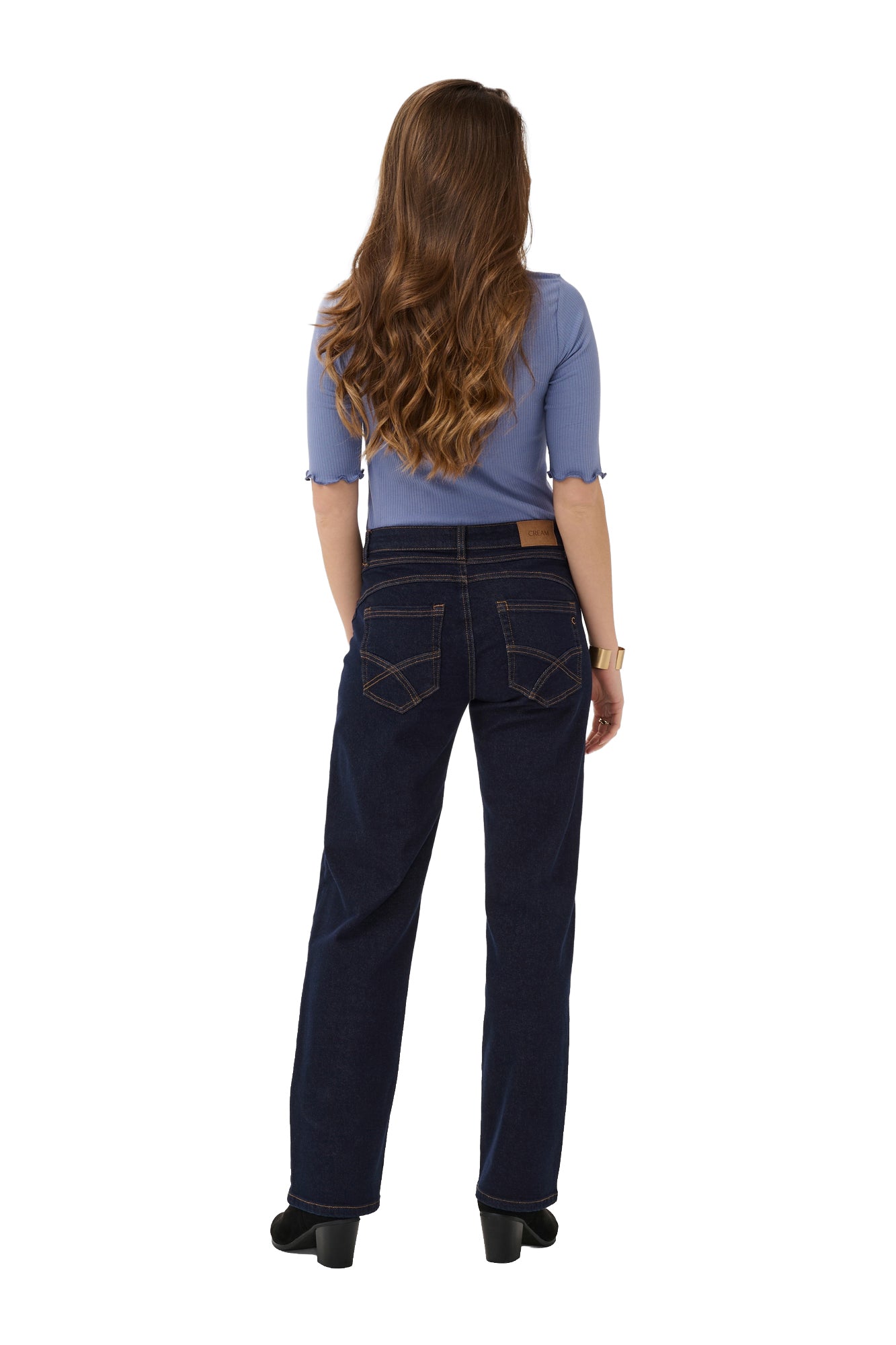 Vue arrière sur modèle d’un jean droit indigo foncé avec poches plaquées et étiquette brune pour femme par Cream