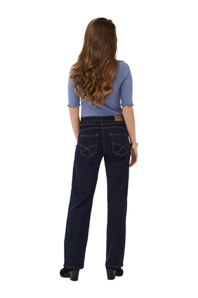 Vue arrière sur modèle d’un jean droit indigo foncé avec poches plaquées et étiquette brune pour femme par Cream
