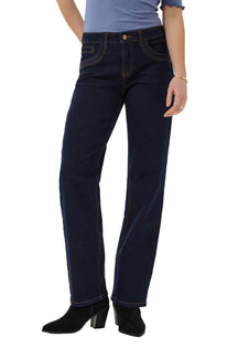 Vue avant sur modèle d’un jean droit indigo foncé avec surpiqûres tan et cinq poches pour femme par Cream