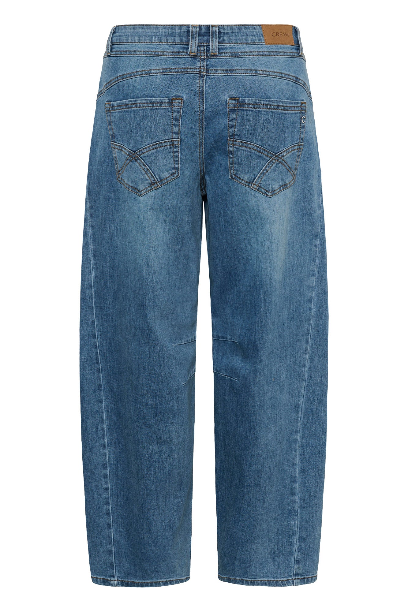 Vue arrière isolée d’un jean baril bleu moyen avec poches plaquées et écusson brun pour femme par Cream