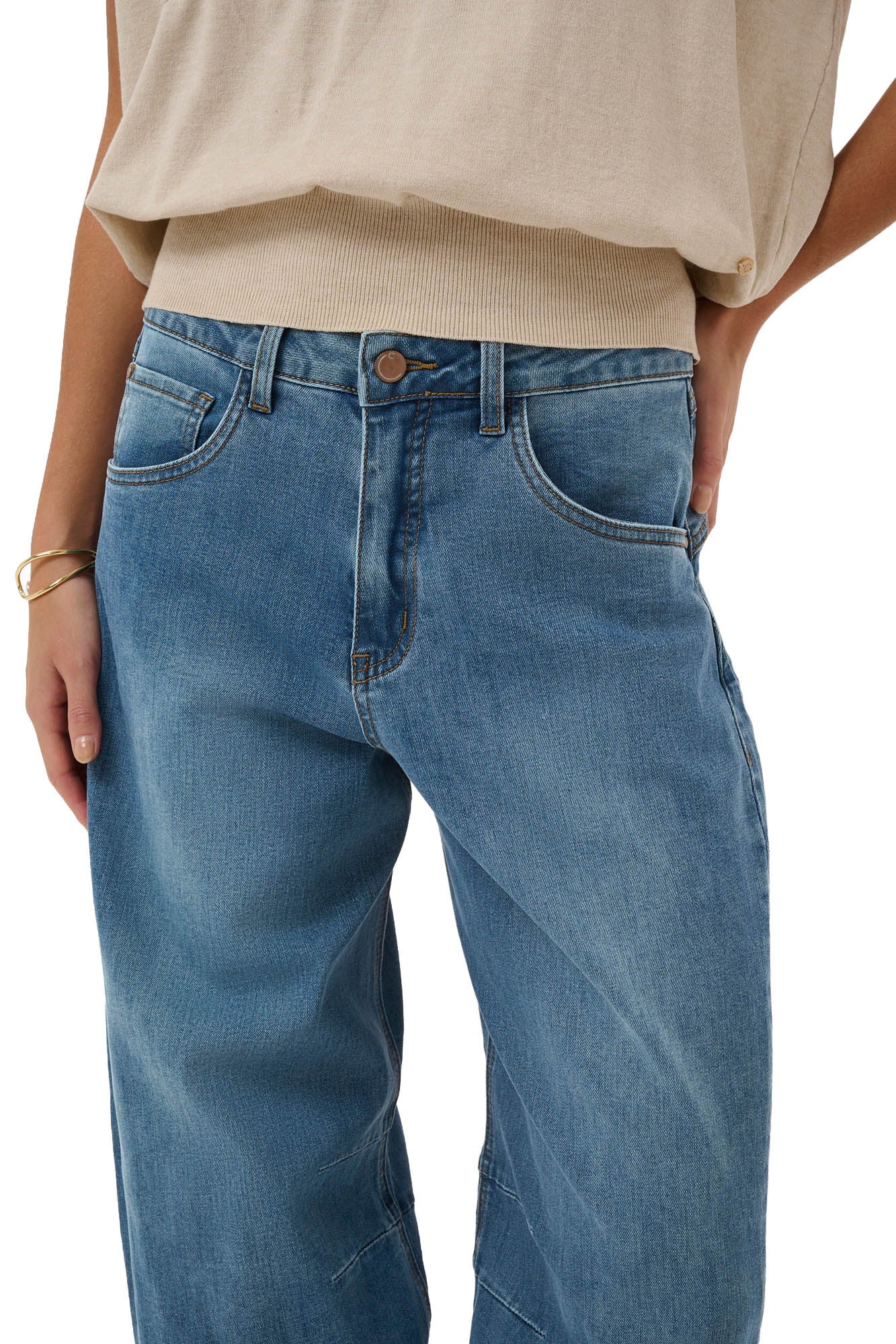 Taille d’un jean bleu moyen, avec bouton, passants et poches avant pour femme par Cream, en gros plan