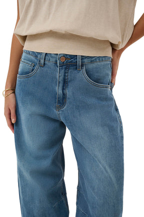 Taille d’un jean bleu moyen, avec bouton, passants et poches avant pour femme par Cream, en gros plan
