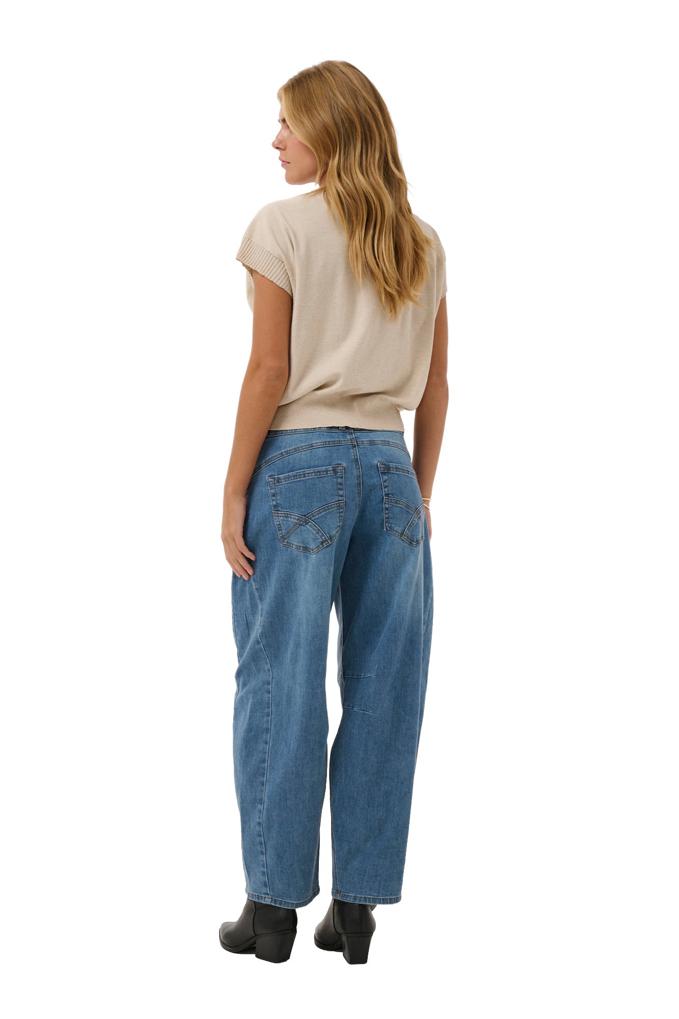 Vue arrière sur mannequin d’un jean baril bleu moyen avec poches plaquées et surpiqûres courbées pour femme par Cream