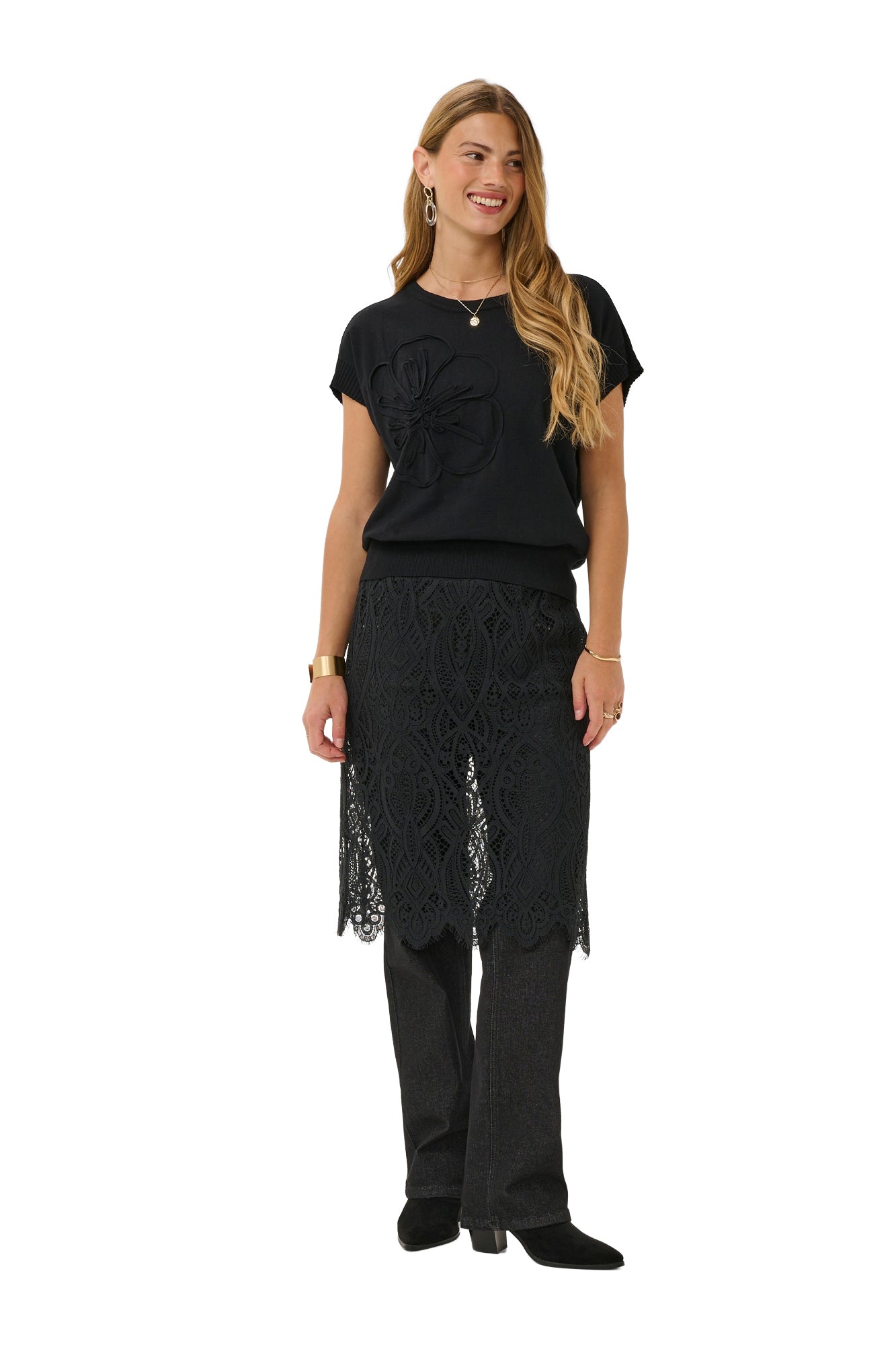 Vue avant plein pied du T-Shirt noir en tricot à grand appliqué floral ton sur ton pour femme par Cream