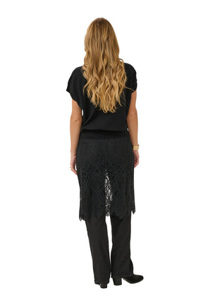 Vue arrière sur mannequin du T-Shirt noir en tricot à dos uni et bande inférieure côtelée pour femme par Cream