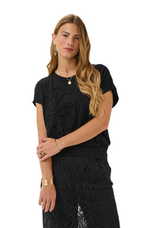 T-Shirt noir en tricot à appliqué floral ton sur ton et ourlet côtelé pour femme par Cream, vue avant sur mannequin