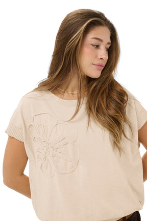 Détail rapproché du T-Shirt tricot crème avec encolure ronde ainsi que bord-côte et appliqué floral pour femme par Cream