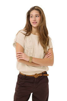 Vue de face mi-corps du T-Shirt tricot crème à manches courtes et appliqué floral ton sur ton pour femme par Cream