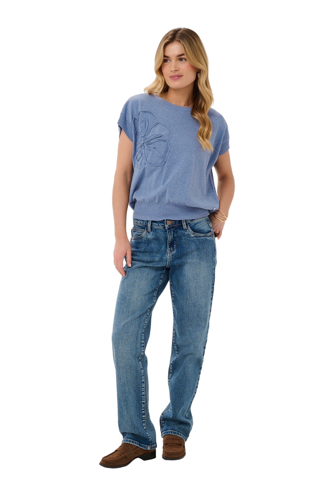 T-Shirt tricoté bleu pâle avec appliqué floral ton sur ton pour femme par Cream, vue de face pleine longueur