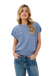 T-Shirt tricoté bleu pâle à manches courtes avec fleur ton sur ton pour femme par Cream, vue de face