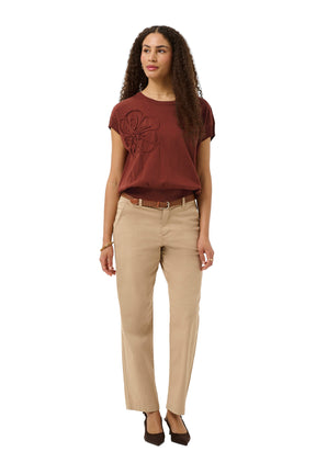 Vue de face entière du T-Shirt en tricot rouille avec applique florale et ourlet côtelé pour femme par Cream