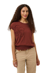 Vue de face sur mannequin du T-Shirt en tricot rouille à applique florale ton sur ton pour femme par Cream
