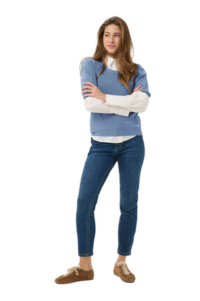 T-Shirt en tricot bleu pâle sur modèle, bras croisés et manches texturées, vue de face pour femme par Cream