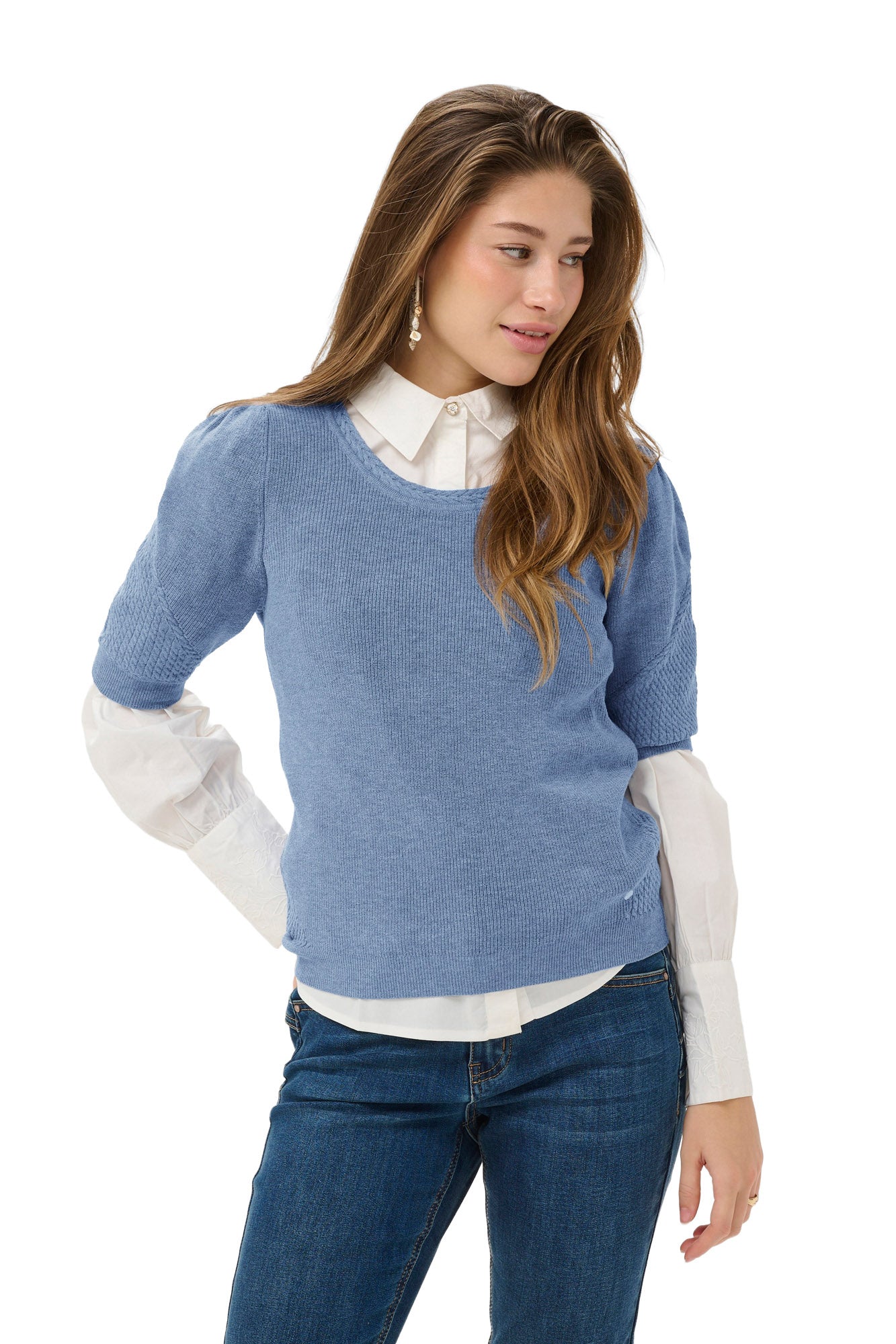 T-Shirt en tricot bleu pâle vu de face, manches bouffantes et ourlet côtelé sur blouse blanche pour femme par Cream