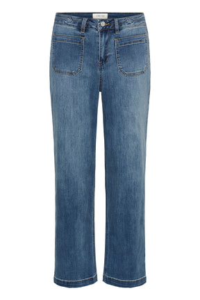 Vue de face isolée du jean droit bleu moyen à jambe droite avec poches plaquées et bouton pour femme par Cream