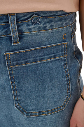 Jean droit denim bleu avec poche arrière en, surpiqûres tan, boucle brodée et détail C pour femme par Cream, en gros plan