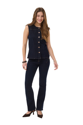 Vue avant complète sur modèle de la veste en denim indigo foncé, encolure ronde et boutons pour femme par Cream