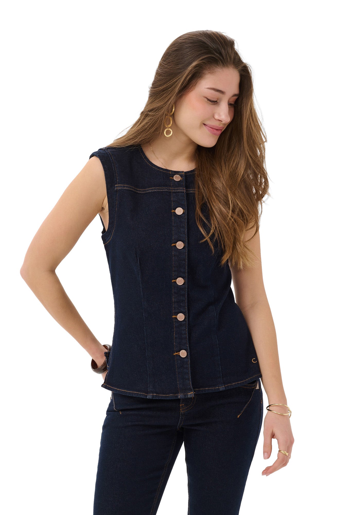 Vue avant sur modèle de la veste en denim indigo foncé, sans manches, boutons et surpiqûres pour femme par Cream