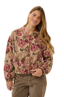 Modèle de face portant un jacket courte florale beige à boutons et passepoil rose pour femme par Cream