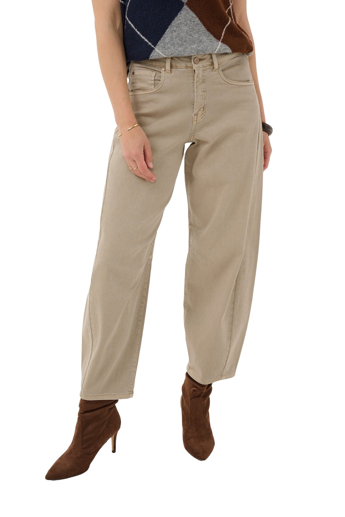 Jean beige vu de face sur mannequin, jambe ample fuselée, poches avant et braguette boutonnée pour femme par Cream